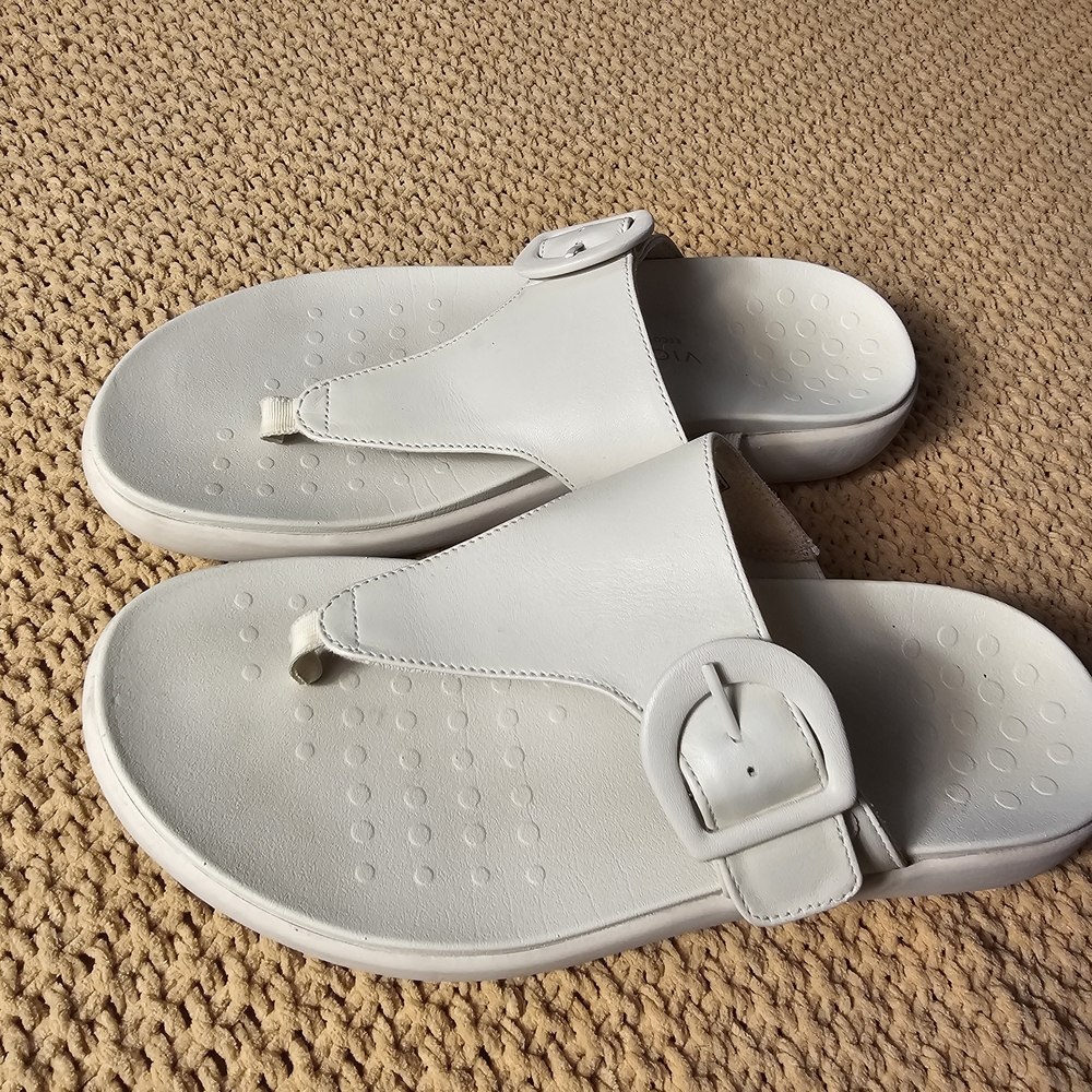 Vionic White Leather Thong Sandals with Buckle